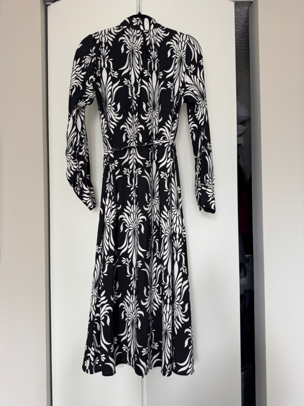 H&M Black and White Long-Sleeve Printed Midi Dress - Picture 7 of 9